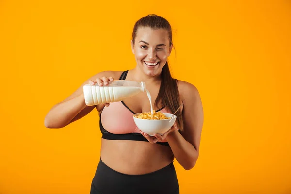 Beeld Van Europese Mollige Vrouw Trainingspak Houden Melk Cornflakes Voor — Stockfoto