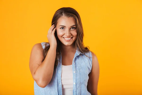 Retrato Uma Jovem Mulher Casual Alegre Isolado Sobre Fundo Amarelo — Fotografia de Stock