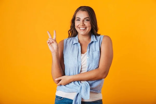 Retrato Uma Jovem Mulher Casual Alegre Isolado Sobre Fundo Amarelo — Fotografia de Stock