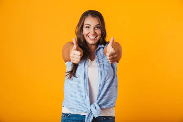 Retrato Uma Jovem Mulher Casual Alegre Isolado Sobre Fundo Amarelo — Fotografia de Stock