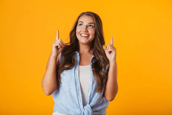 Porträtt Glad Ung Casual Kvinna Står Isolerade Över Gul Bakgrund — Stockfoto