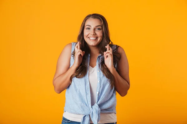 Imagem Uma Jovem Mulher Feliz Posando Isolado Sobre Fundo Parede — Fotografia de Stock