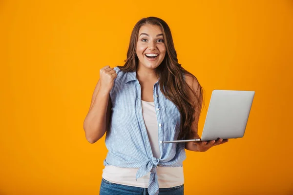 Retrato Uma Jovem Mulher Casual Feliz Isolado Sobre Fundo Amarelo — Fotografia de Stock