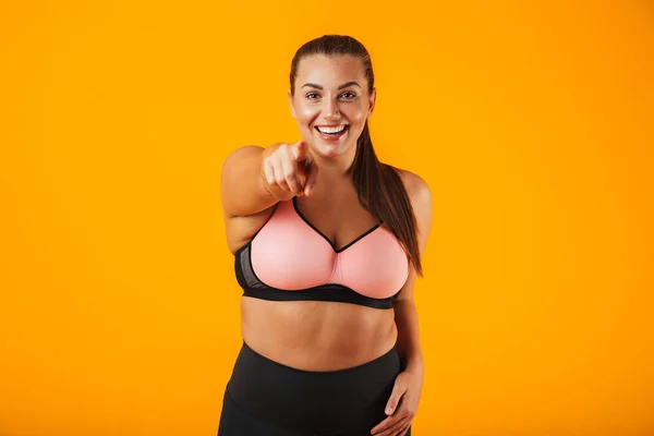 Retrato Mujer Bonita Gordita Sujetador Deportivo Sonriendo Pie Aislado Sobre — Foto de Stock