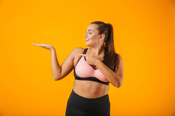 Retrato Mujer Gordita Fitness Sujetador Deportivo Con Copyspace Palma Aislada — Foto de Stock