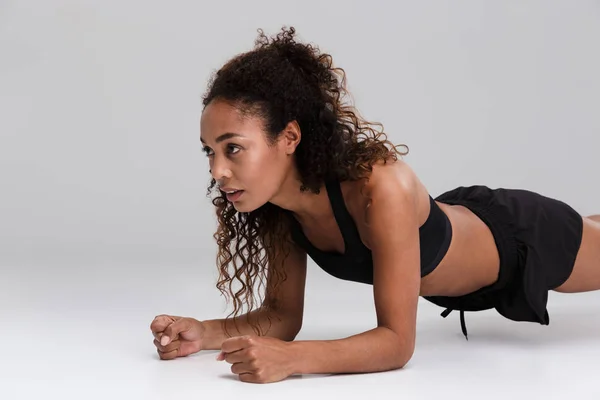 Portrait Afro American Young Focused Sportswoman Doing Plank Exercise Isolated — Stock Photo, Image