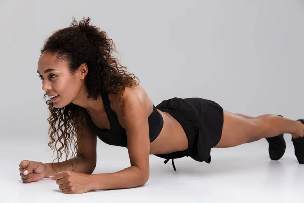 Portrait Afro American Young Smiling Sportswoman Doing Plank Exercise Isolated — Stock Photo, Image