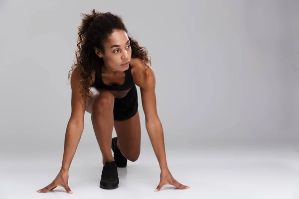 Schöne Afrikanische Sportlerin Bereit Isoliert Über Grauen Hintergrund Laufen — Stockfoto