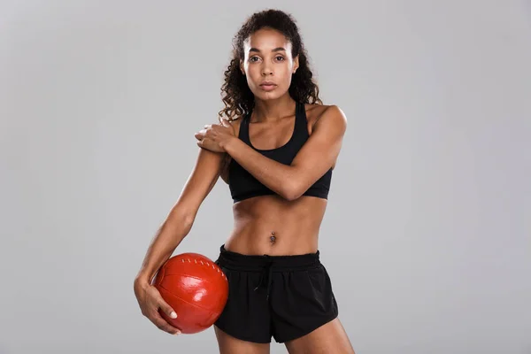 分離されたボールで練習にする素晴らしい若い強いスポーツ女性のイメージ — ストック写真