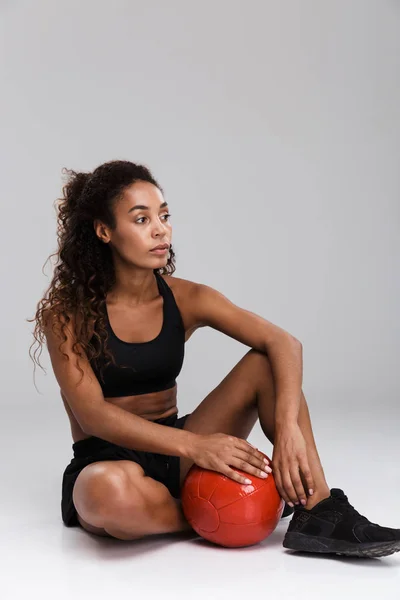 Retrato Una Joven Deportista Afroamericana Confiada Haciendo Ejercicios Con Pelota — Foto de Stock