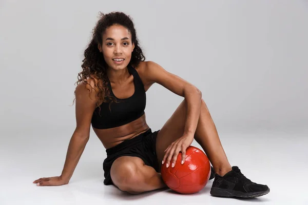 Retrato Uma Jovem Esportista Afro Americana Fazendo Exercícios Com Bola — Fotografia de Stock