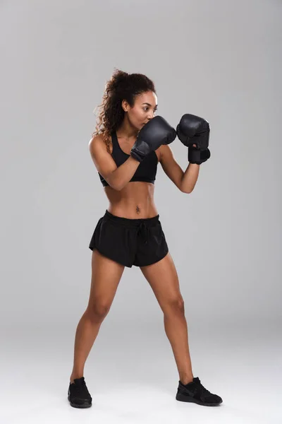 Retrato Larga Duración Una Joven Deportista Afroamericana Haciendo Boxeo Aislado — Foto de Stock