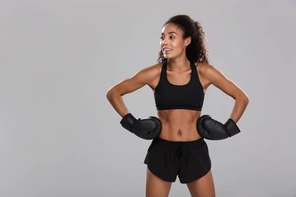 Portrét Afro Americký Mladé Fit Sportovkyně Dělá Box Izolovaný Nad — Stock fotografie