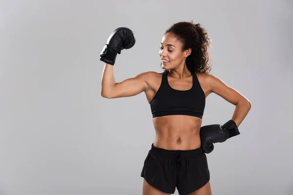 Hermosa Deportista Africana Aislada Sobre Fondo Gris Haciendo Ejercicios Con — Foto de Stock