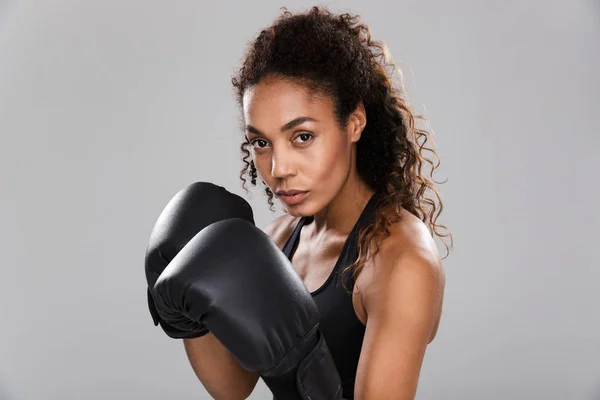 Retrato Una Joven Deportista Afroamericana Sonriente Haciendo Boxeo Aislado Sobre — Foto de Stock