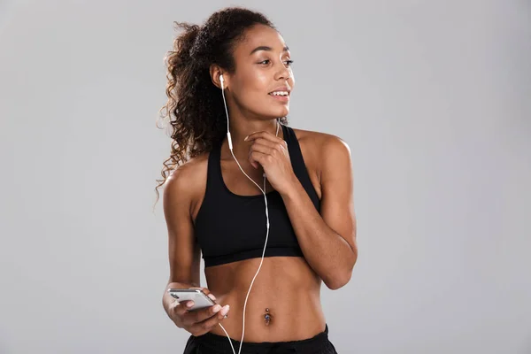 Portret Van Een Afro Amerikaanse Gelukkig Jonge Sportvrouw Geïsoleerd Grijze — Stockfoto