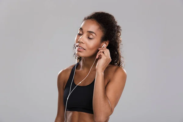 아프리카 Sportswoman 배경에 이어폰 음악을 듣고의 초상화 — 스톡 사진