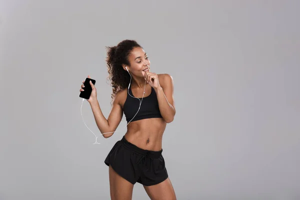 Retrato Una Deportista Afro Americana Feliz Aislada Sobre Fondo Gris —  Fotos de Stock