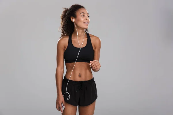 Retrato Una Joven Deportista Afroamericana Sonriente Aislada Sobre Fondo Gris —  Fotos de Stock