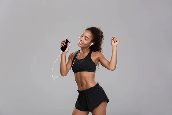 Retrato Una Deportista Afro Americana Alegre Aislada Sobre Fondo Gris — Foto de Stock