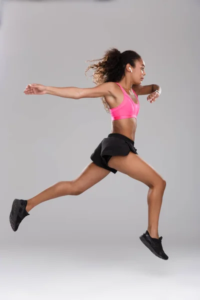 Retrato Completo Una Joven Deportista Africana Haciendo Ejercicios Aislados Sobre — Foto de Stock