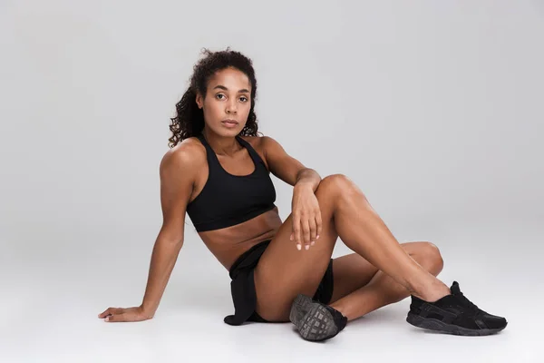 Retrato Una Deportista Africana Bastante Joven Descansando Después Entrenar Aislada — Foto de Stock