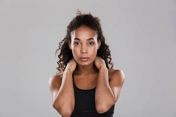 Porträtt Säker Afro Amerikansk Idrottskvinna Isolerade Över Grå Bakgrund Stående — Stockfoto