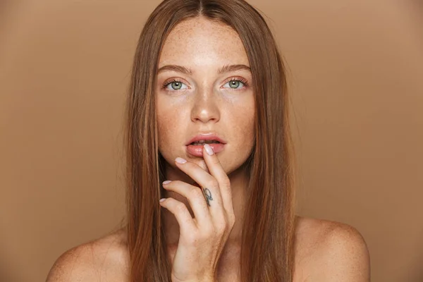 Uzun Kızıl Saçlı Poz Ile Şehvetli Genç Bir Üstsüz Kadın — Stok fotoğraf