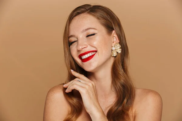 Närbild Vacker Ung Kvinna Bära Smink Och Smycken Tillbehör Poserar — Stockfoto