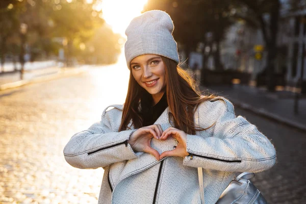 Joven Alegre Vestida Con Abrigo Otoño Sombrero Caminando Aire Libre — Foto de Stock