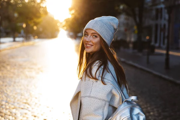Cheerful Young Woman Dressed Autumn Coat Hat Walking Outdoors City — Stock Photo, Image
