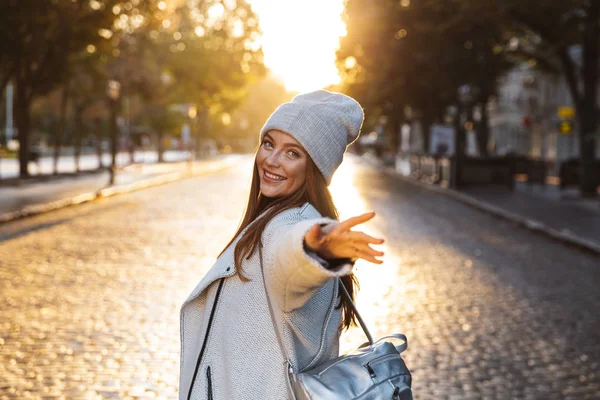 Giovane Donna Allegra Vestita Cappotto Autunno Cappello Passeggiando All Aperto — Foto Stock