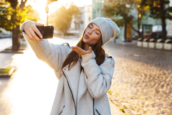 Beautiful Young Woman Dressed Autumn Coat Hat Walking Outdoors Taking — Stock Photo, Image