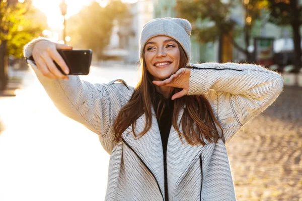 Hermosa Joven Vestida Con Abrigo Otoño Sombrero Caminando Aire Libre — Foto de Stock