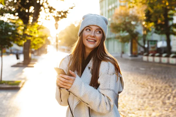 Hermosa Mujer Joven Vestida Con Abrigo Otoño Sombrero Caminando Aire —  Fotos de Stock