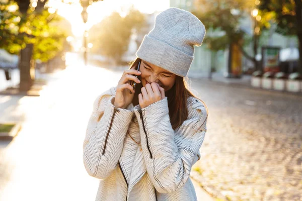 Imagen Una Hermosa Pelirroja Alegre Caminando Aire Libre Usando Sombrero —  Fotos de Stock