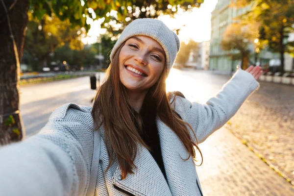Красивая Молодая Женщина Одетая Осеннее Пальто Шляпу Гуляет Улице Делает — стоковое фото