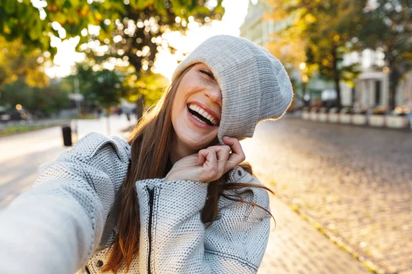 Bella Giovane Donna Vestita Con Cappotto Cappello Autunnale Che Cammina — Foto Stock