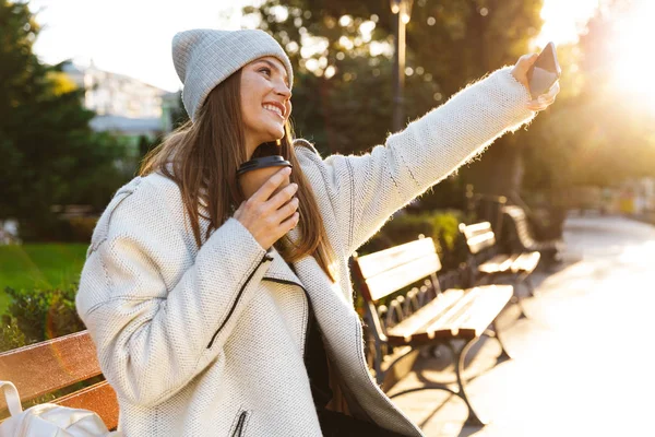 Hermosa Mujer Joven Vestida Con Abrigo Otoño Sombrero Sentado Banco — Foto de Stock