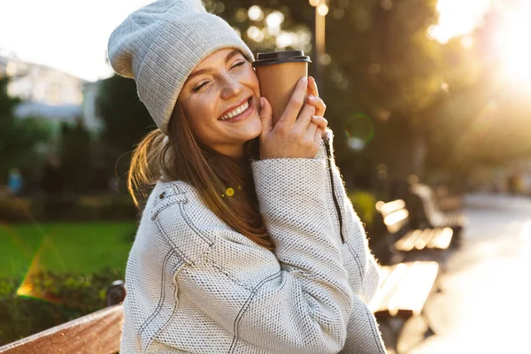 Hermosa Mujer Joven Vestida Con Abrigo Otoño Sombrero Sentado Banco — Foto de Stock