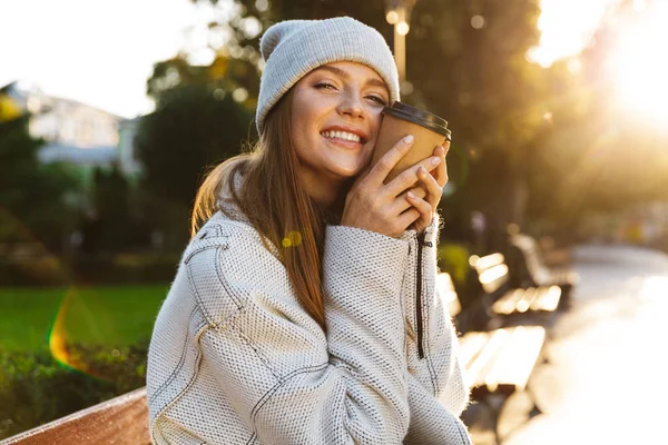 Beautiful Young Woman Dressed Autumn Coat Hat Sitting Bench Outdoors — Stock Photo, Image