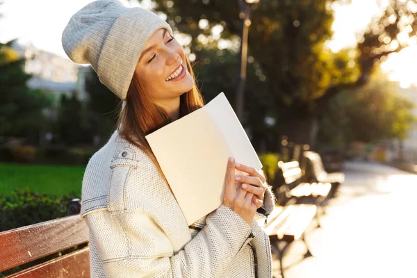 Foto Una Pelirroja Sentada Banco Aire Libre Sosteniendo Libro — Foto de Stock