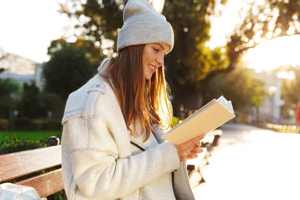 Imagen Una Pelirroja Sentada Banco Aire Libre Sosteniendo Libro Lectura — Foto de Stock