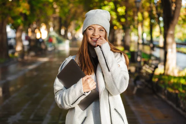 Hermosa Mujer Joven Vestida Con Abrigo Otoño Sombrero Caminando Aire — Foto de Stock