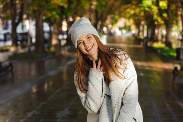 Веселая Молодая Женщина Одетая Осеннее Пальто Шляпу Гуляющая Улице Города — стоковое фото