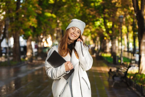 Foto Una Pelirroja Feliz Mujer Caminando Aire Libre Calle Sonriendo — Foto de Stock