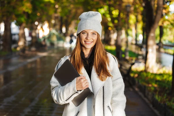 Photo Redhead Happy Woman Walking Outdoors Street Smiling Holing Laptop — Stock Photo, Image