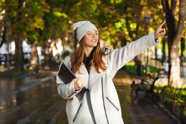 Foto Una Pelirroja Feliz Mujer Caminando Aire Libre Calle Sonriendo — Foto de Stock