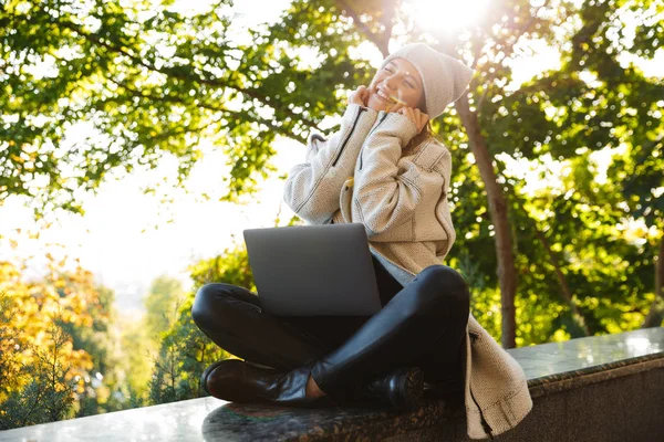 Beautiful Young Woman Dressed Autumn Coat Hat Sitting Outdoors Using — Stock Photo, Image