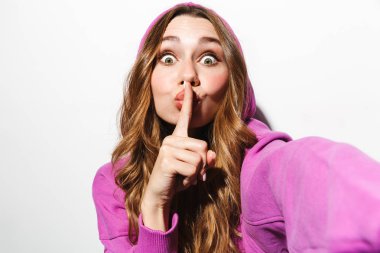 İyimser kadın 20'li yaşlarda giyen sweatshirt selfie fotoğrafta beyaz arka plan üzerinde izole portresi